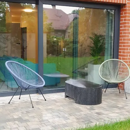 Zakatek Z Ogrodkiem I Miejscem W Garazu Podziemnym アパート