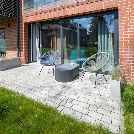 Zakatek Z Ogrodkiem I Miejscem W Garazu Podziemnym アパート