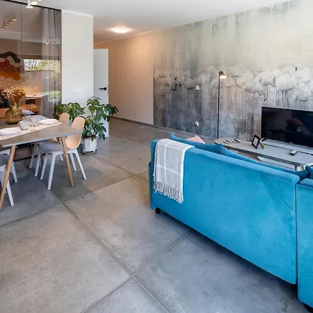 Zakatek Z Ogrodkiem I Miejscem W Garazu Podziemnym アパート ビエルスコ・ビアバ